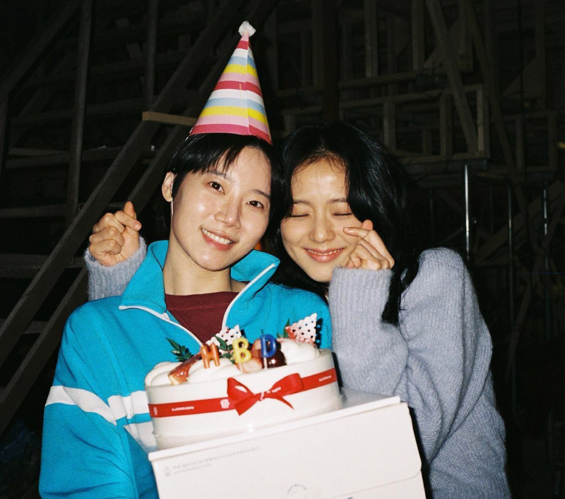 جیسو خواننده بلک پینک در کنار کیم می سو در جشن تولدش