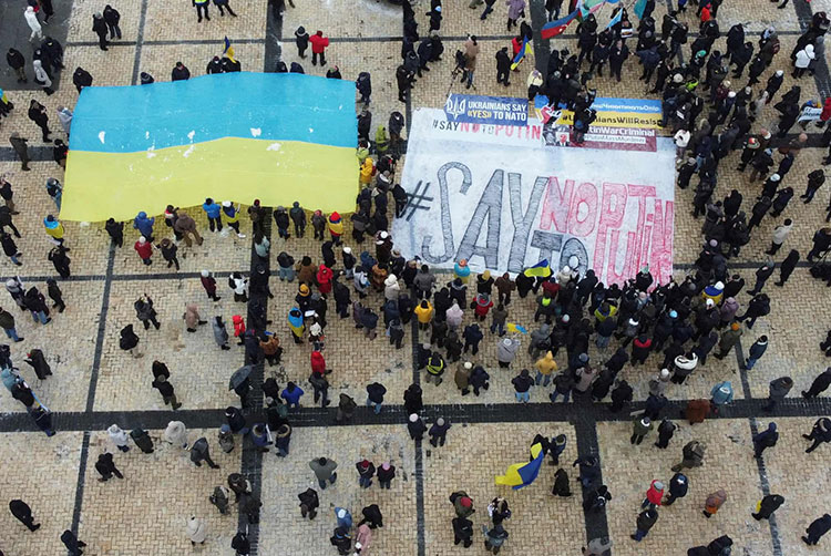 تظاهرکنندگان در اعتراض به سیاست های ولادیمیر پوتین، رئیس جمهور روسیه، پرچم ملی اوکراین را در دست داشتند. کیف، اوکراین