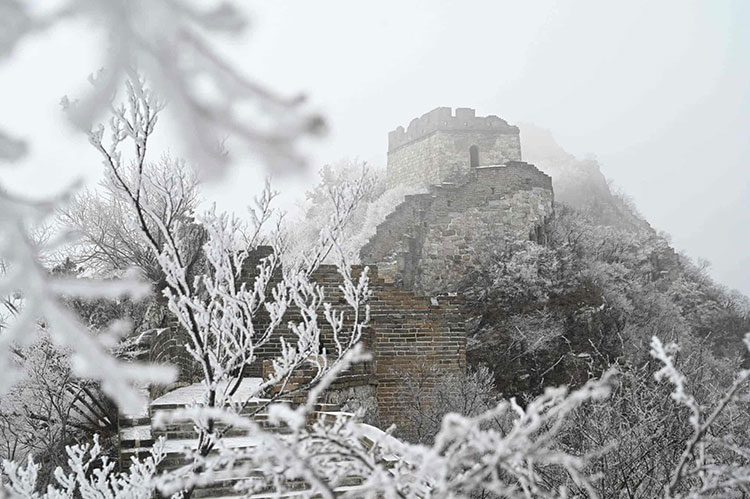 دیوار بزرگ چین پس از بارش برف خفیف در شمال پکن. جیانکو، چین