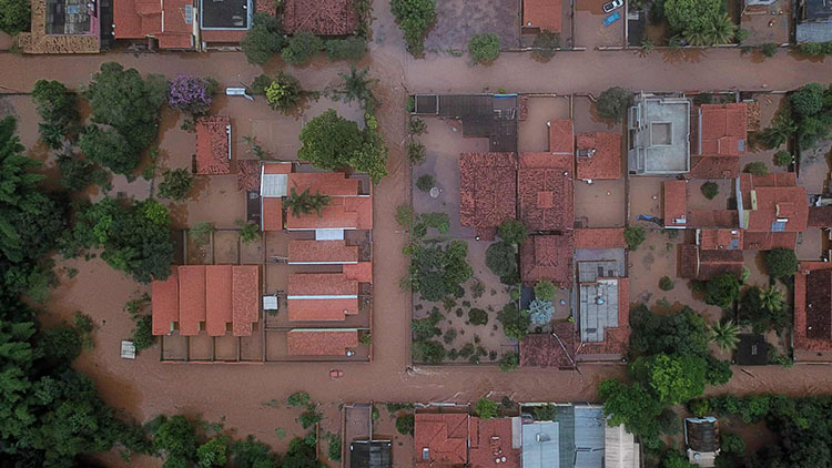 پس از بارندگی بسیار شدید، خیابان‌ها در ایالت میناس گرایس در محاصره سیلاب است.<br />جواتوبا، برزیل