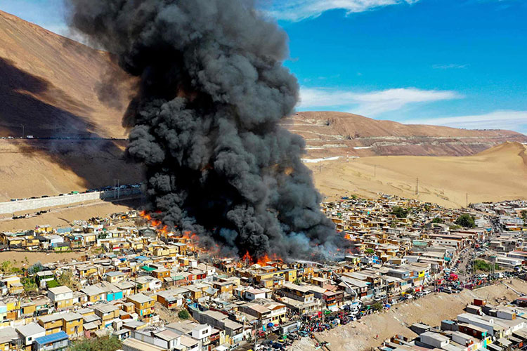 آتش‌سوزی در کمپ لاگونا ورد در تپه‌های شهر ایکوئیک در حال وقوع است. <br />ایکیکه، شیلی