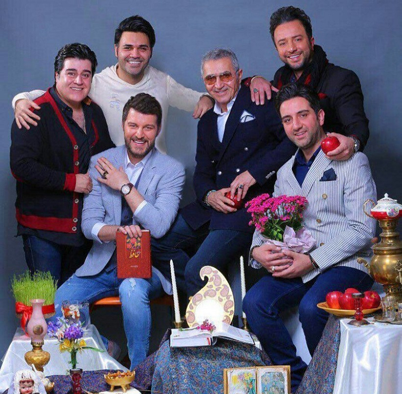 باربد بابایی در کنار دیگر هنرمندان برنامه شب کوک در عید نوروز