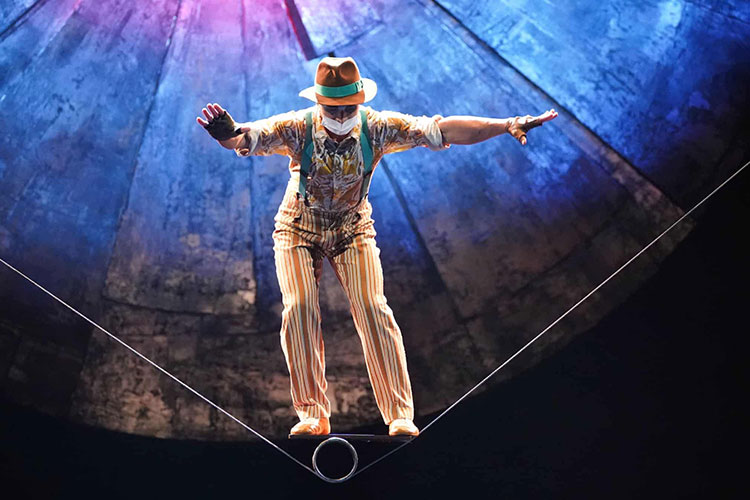 یک مجری در حین تمرین لباس برای تولید لوزیا Cirque du Soleil تمرین می کند.<br />لندن، انگلستان
