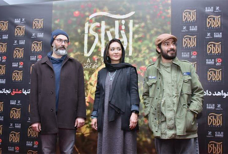پارسا پیروزفر در اکران فیلم آتابای در کنار نیکی کریمی و نوید محمدزاده 15 آذر 1400