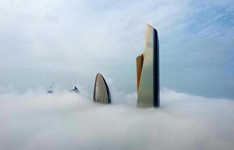 در عکسی که از برج الحمرا گرفته شده، شهر زیر مه پوشیده شده است. شهر کویت، کویت