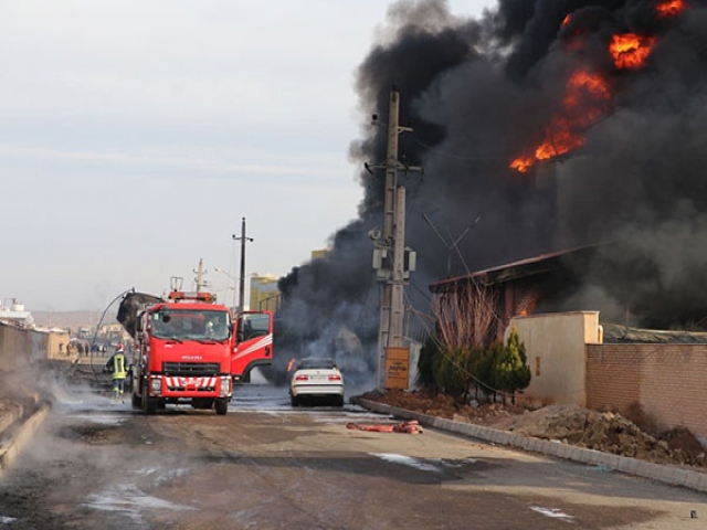 آتش سوزی در واحد پتروشیمی منطقه صنعتی بویین زهرا