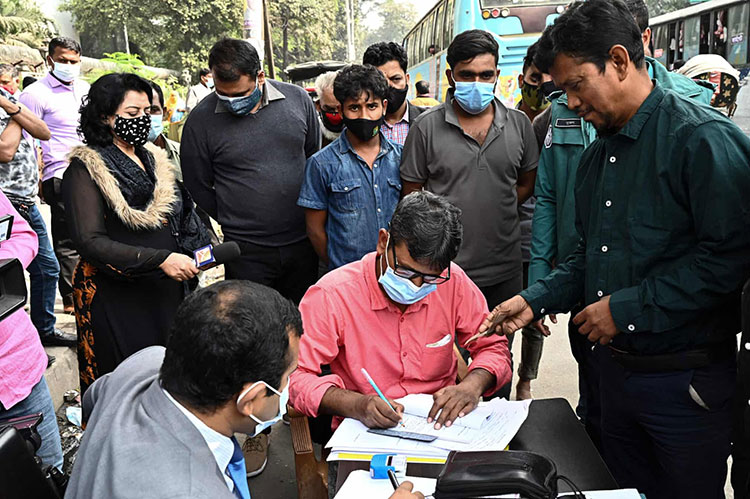 پرداخت جریمه عدم استفاده از ماسک در اماکن عمومی داکا، بنگلادش