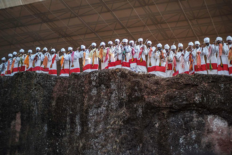 کشیش ها در طول جشن جنا، کریسمس ارتدکس اتیوپی، در کلیسای مریم مقدس در لالیبلا، سرود می خوانند. <br />لالیبالا، اتیوپی