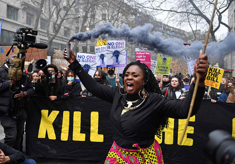 یک تظاهرکننده در راهپیمایی علیه پلیس و لایحه جنایت شرکت می کند.<br />لندن، انگلستان