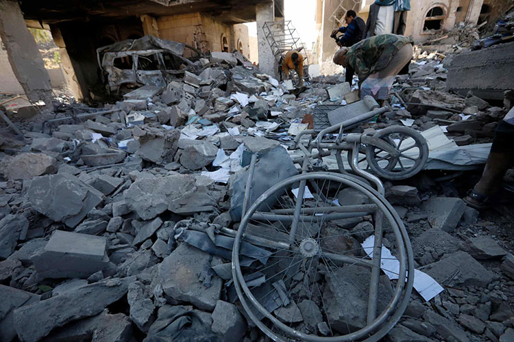 یمنی‌ها پس از حمله هوایی به رهبری عربستان و امارات، خرابه‌های ساختمان‌ها را بازرسی می‌کنند. <br />صنعا، یمن