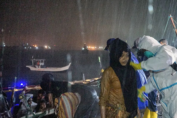 حدود 120 پناهجوی روهینگیا که در دریا سرگردان شده اند به خشکی می رسند. آچه، اندونزی