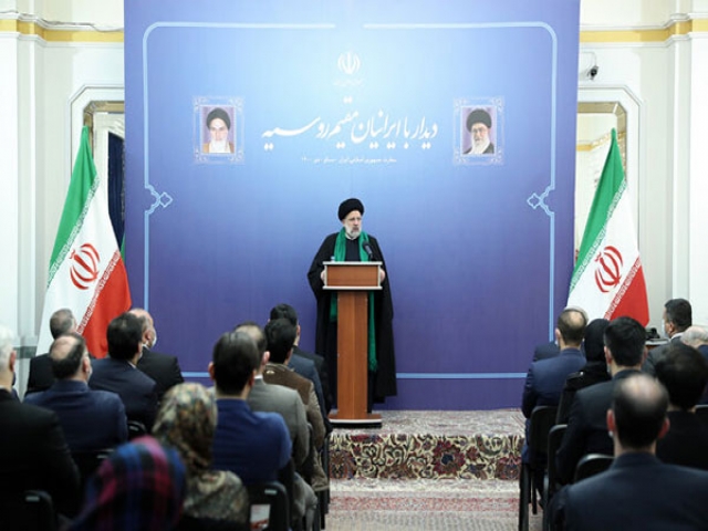 دیدار رئیسی و جمعی از ایرانیان مقیم روسیه دیدار رئیسی و جمعی از ایرانیان مقیم روسیه