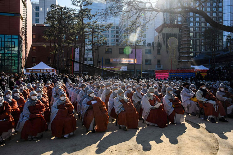 اعضای گروه جوگیه، یک فرقه بودایی، به تعصبات مذهبی ادعایی دولت رئیس جمهور مون جائه این اعتراض کردند.<br />سئول، کره جنوبی