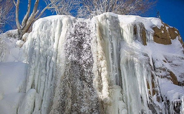 یخ زدگی آبشار گنجنامه در همدان<br />همدان، ایران
