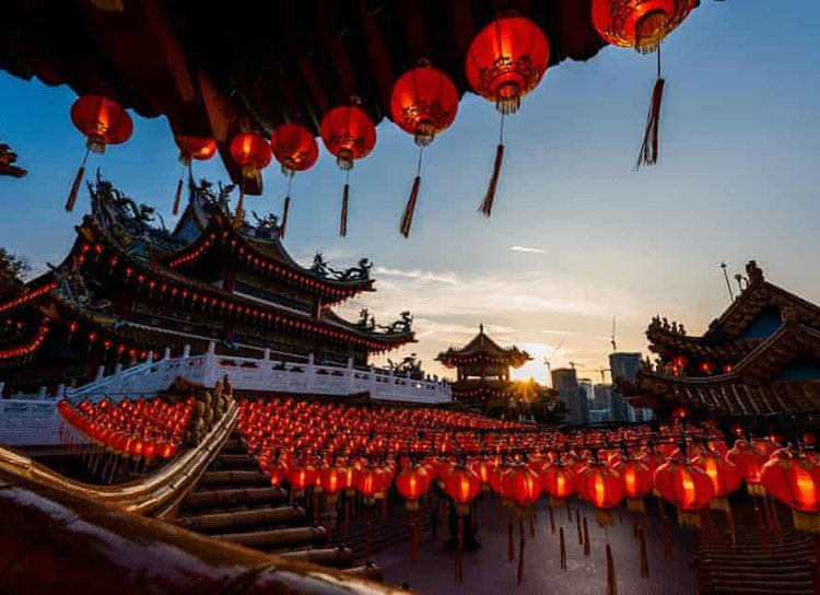 تزئین فانوس های قرمز و آماده شدن برای سال نو چینی <br />کوالالامپور، مالزی