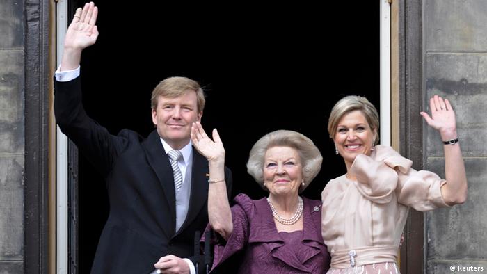 بئاتریکس، ملکه سابق هلند در کنار ملکه ماکسیما و پادشاه ویلم الکساندر 
