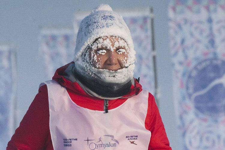 یک دونده در سردترین ماراتن جهان با دمای منفی 53 درجه در نزدیکی Oymyakon، در خاور دور روسیه شرکت می کند. یاکوتیا، روسیه