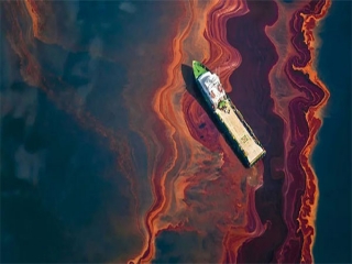 مشاهده لکه های نفتی در اطراف جزیره خارگ