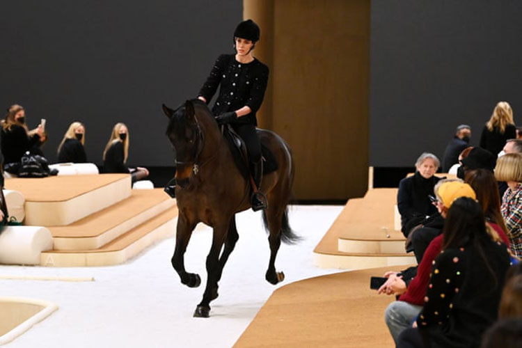 شارلوت کاسیراگی به عنوان بخشی از نمایش مد لباس شنل، سوار بر اسب کت واک می کند.<br />پاریس، فرانسه