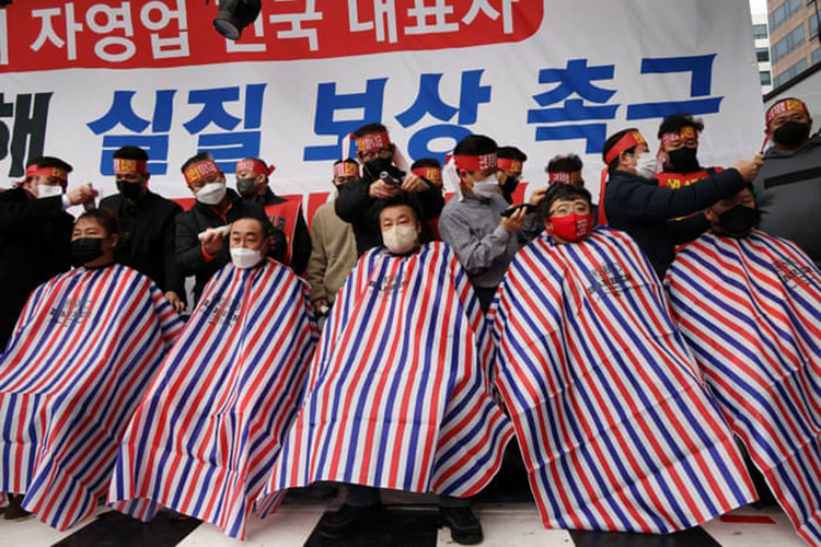 صاحبان مشاغل در اعتراض به قوانین جدید فاصله اجتماعی دولت، سر خود را تراشیده اند.<br />سئول، کره جنوبی