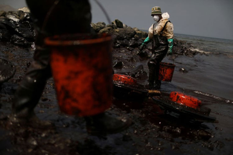 یک کارگر پس از نشت نفت که به گفته شرکت نفت ناشی از امواج ناشی از فوران آتشفشانی در تونگا بود، پاکسازی می کند.<br />آنکون، پرو