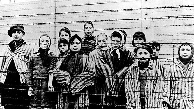 کودکان یهودی در اردوگاه آشویتس