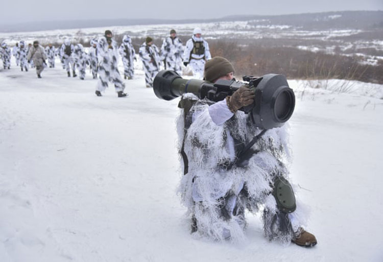 سربازان در تمرینی برای استفاده از سلاح های ضد تانک NLAW در زمین آموزشی نظامی یاووریف شرکت می کنند.<br />لویو، اوکراین