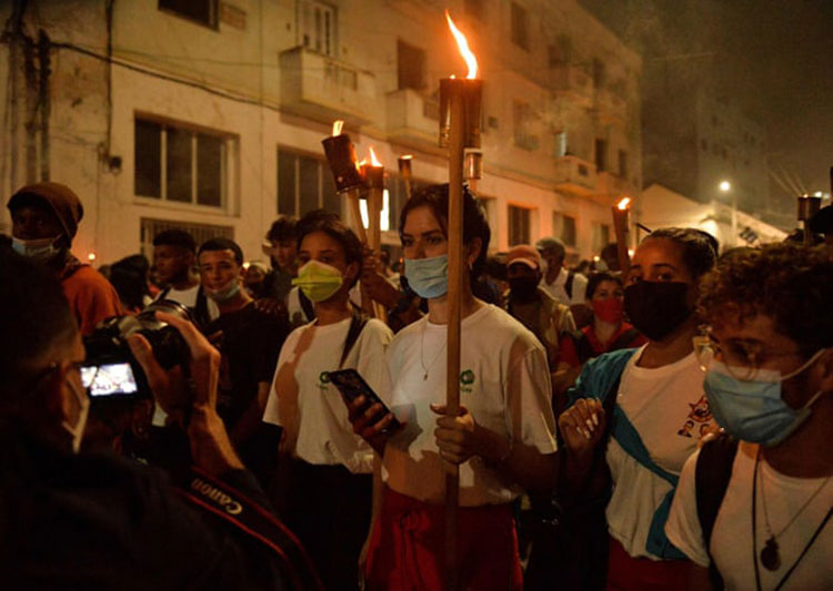 شرکت جوانان در راهپیمایی مشعل به مناسبت صد و شصت و نهمین سالگرد تولد شاعر خوزه مارتی<br />هاوانا، کوبا
