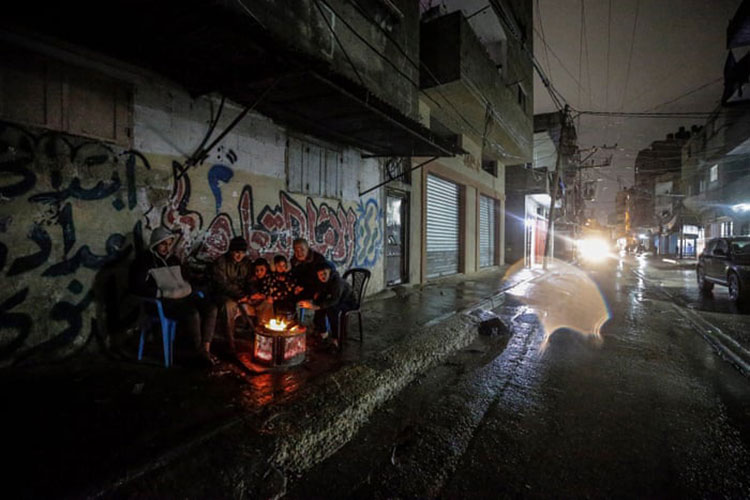 آوارگان فلسطینی در هوای سرد خود را با آتش بیرون از خانه خود گرم می کنند ساکنان غزه، روزانه حدود 16 قطع برق را تجربه می کنند.<br />نوار غزه - فلسطین