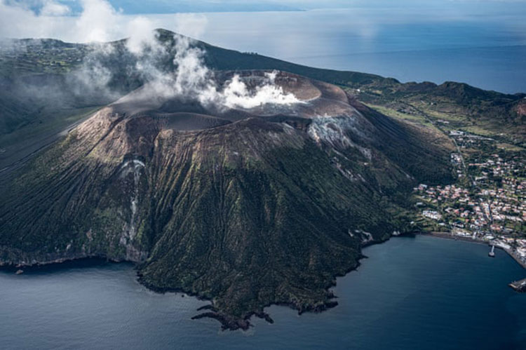 انتشار CO2 در منطقه دهانه آتشفشان پورتو و تخلیه 150 نفر به دلیل افزایش فعالیت های آتشفشانی و انتشار گازهای سمی از جزیره <br />ولکانو پورتو، ایتالیا