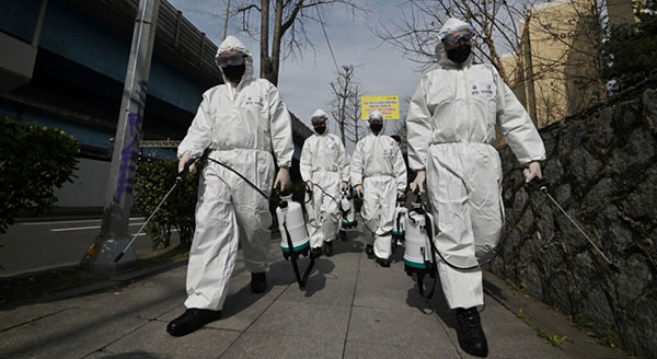 بازرسان وزارت بهداشت کره جنوبی در حال گند زدایی در محل قرنطینه