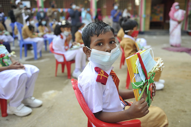 بسته ای از کتاب های جدید به دانش آموزان یک مدرسه ابتدایی تحویل داده می شود. سیلهت، بنگلادش