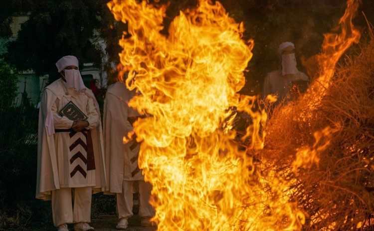 موبدان زرتشت در حال تماشای آتش و اجرای آیین سنتی جشن سده
