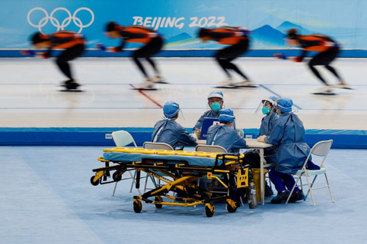 کادر پزشکی در حال آماده باش در یک جلسه تمرین اسکیت سرعت برای بازی های المپیک زمستانی<br />پکن، چین
