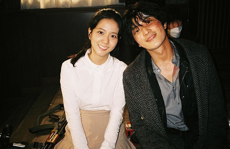 جیسو و جانگ سونگ جو در پشت صحنه گل برفی