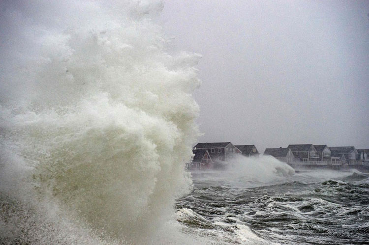 برخورد امواج بلند به خانه های کنار اقیانوس <br />Scituate، ماساچوست، ایالات متحده آمریکا