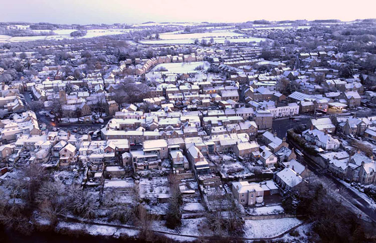 برف خانه‌ها را در کوربریج در نزدیکی هکسام در نورثامبرلند پوشانده است. کوربریج، انگلستان