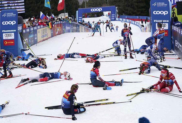 شرکت‌کنندگان در طول مسابقه 10 کیلومتری گروهیزنان در تور اسکی در وال دی فیم، در خط پایان ریکاوری می‌کنند. ترنتو، ایتالیا