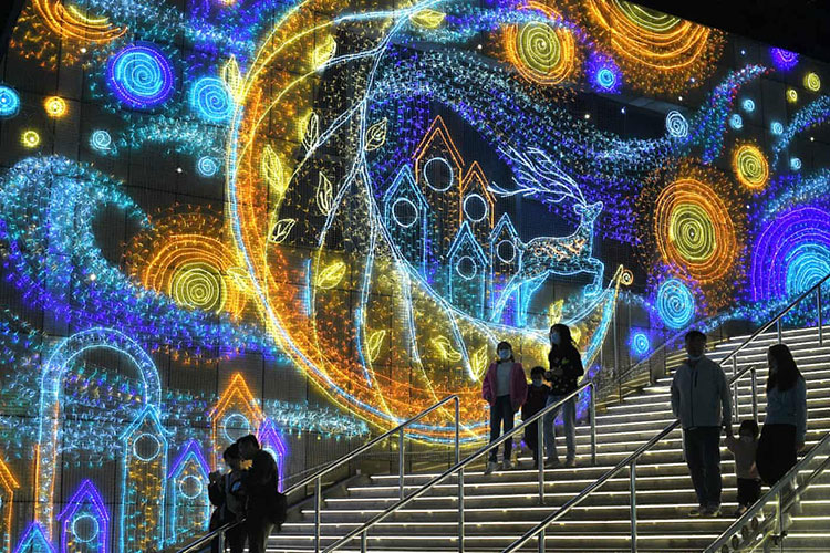 مردم از یک نمایش نور در مرکز خرید Rock Square در استان گوانگدونگ بازدید می کنند. گوانگژو، چین