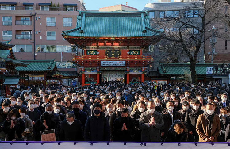 مردم برای اقامه نماز سال نو در اولین روز کاری سال از معبد کاندا میوجین دیدن می کنند.توکیو ژاپن