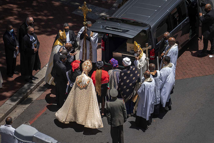 بستگان در مقابل تابوت حامل بقایای اسقف اعظم ممتاز انگلیکن، دزموند توتو، ایستاده اند.<br />کیپ تاون، آفریقای جنوبی