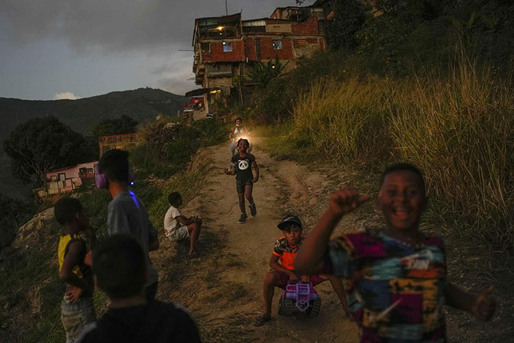 کودکان در محله کتیا فوتبال بازی می کنند. کاراکاس، ونزوئلا