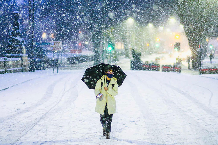 پارک کلوینگروو زیر برف سنگین در میان هشدار اداره هواشناسی درباره امتداد برف از ارتفاعات گلاسکو و ادینبورگ.<br />گلاسکو، انگلستان
