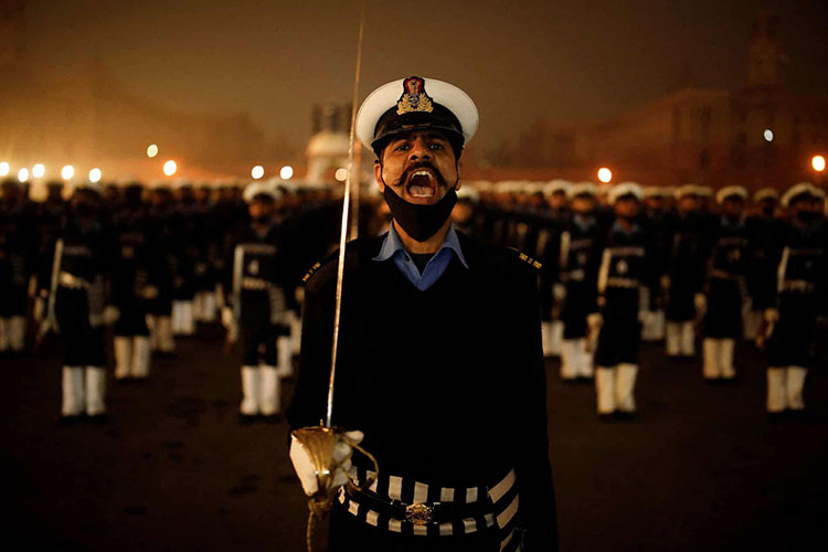سربازان در یک صبح سرد زمستانی در تمرین رژه روز جمهوری شرکت می کنند. دهلی نو، هند