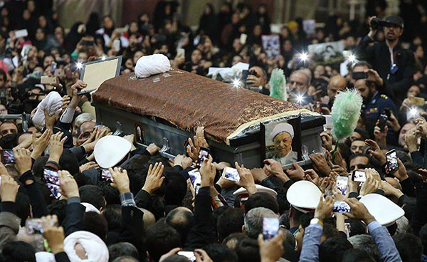 مراسم تشییع پیکر هاشمی رفسنجانی در مقابل دانشگاه تهران
