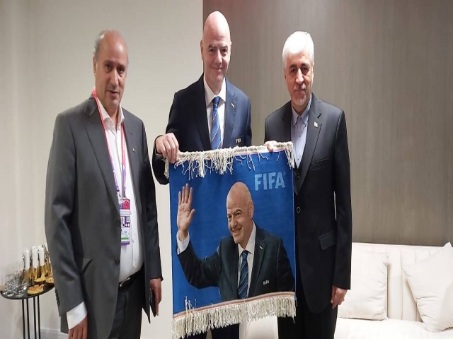 هدیه با ارزش وزیر ورزش ایران به رئیس فیفا