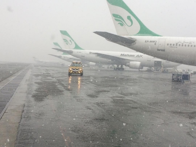 بارش برف دلیل تاخیر و لغو چند پرواز از فرودگاه مهرآباد