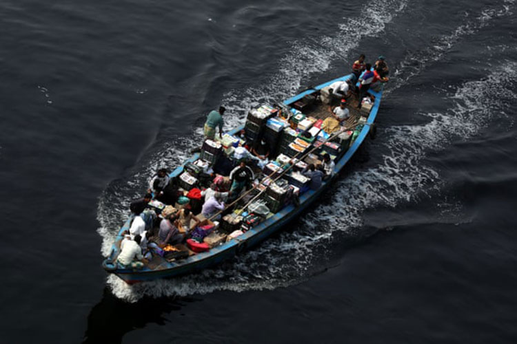 سبزیجات مصرفی توسط قایق از طریق رودخانه Buriganga حمل می شود. <br />داکا، بنگلادش