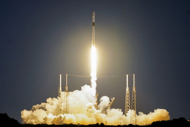 یک موشک SpaceX Falcon 9 حمل ماهواره سنجش رادار ایتالیایی رادار از پد 41 در ایستگاه نیروی فضایی Cape Canaveral استفاده می کند.<br />فلوریدا، ایالات متحده آمریکا