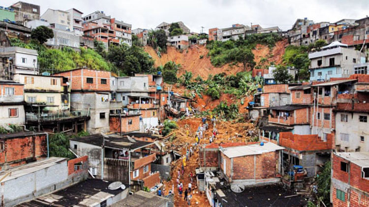 نجات دهندگان گل را در جستجوی قربانیان پس از یک لغزش ناشی از باران های سنگین خانه های دفن شده در فرانکو دا روچا را کنار می زنند.<br />Sao Paulo State، برزیل